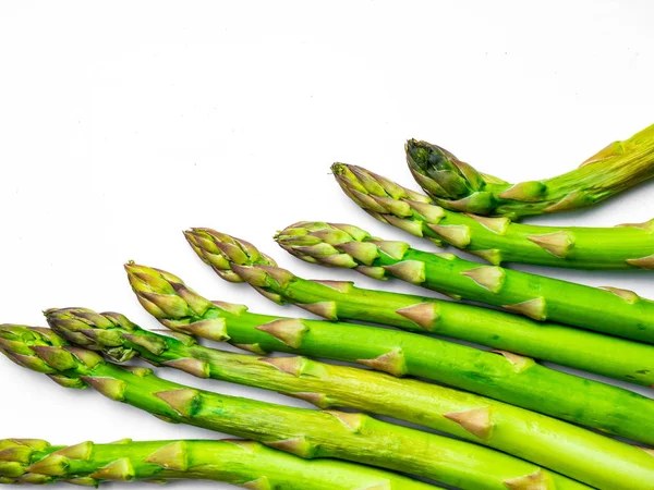 yeşil kuşkonmaz beyaza izole edilmiş.