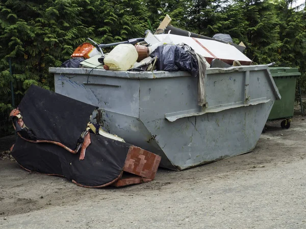 Benne à ordures remplie de décombres, recyclage, déchets et ordures — Photo