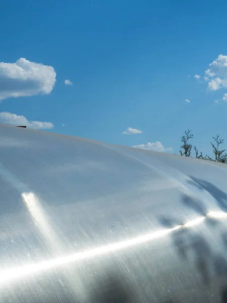 Modern sera inşaatının bir parçası olarak polikarbonat kaplama, mavi gökyüzü — Stok fotoğraf