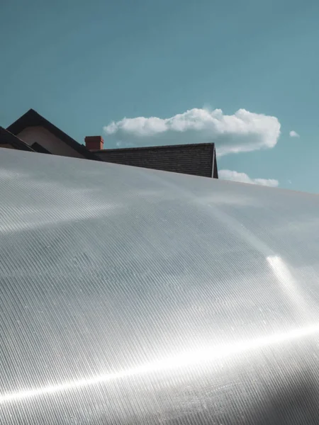 Revestimiento de policarbonato como parte de la construcción moderna del invernadero, cielo azul — Foto de Stock