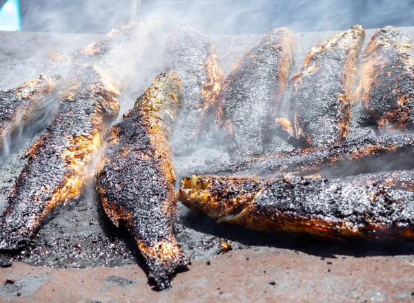 Peixes frescos no churrasco com fumaça — Fotografia de Stock