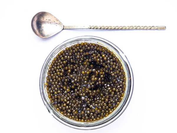 Colher de prata vintage com caviar de esturjão preto no fundo branco. flat lay, espaço de cópia — Fotografia de Stock