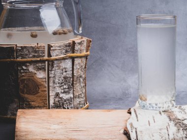 Bir bardak huş doğal meyve suyu detoks, beton arka plan üzerinde sürahi.