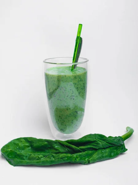 Spinach smoothie isolated on white with copy space — Stock Photo, Image