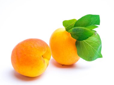 Kayısılar beyaz arkaplanda izole edilmiş