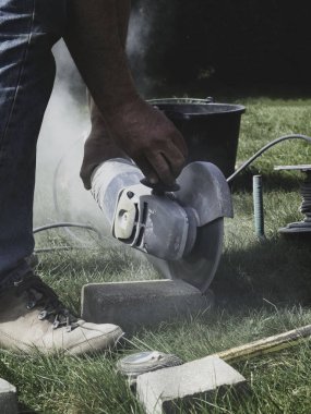 Elektrikli aletlerle çalışan kaldırım taşı testereleri