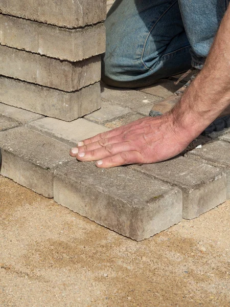 Ev avludrive veranda gri beton döşeme levhalar döşeme. Profesyonel işçi tuğlacı, kaldırım veya veranda tesviye kum temel tabanında.