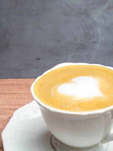 Cangkir cinta, gambar hati di latte art coffee — Stok Foto