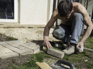 Döşeli yolların tuğla yapımı ile asfaltlamak için