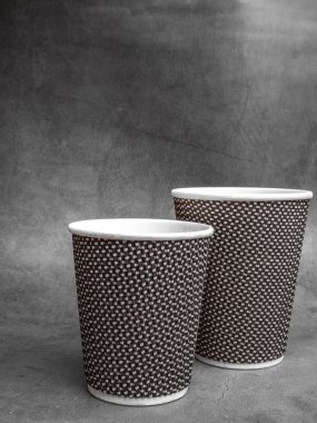 Gri Masa üzerinde Plastik ve Kağıt kahve fincanı 2 boyutları