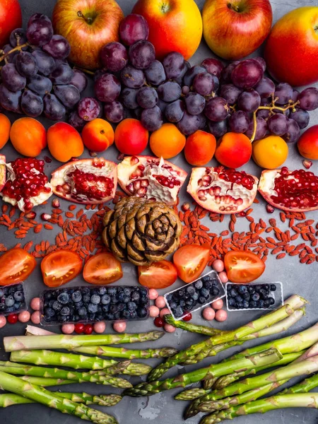 Frutas saudáveis de comida vegana, baga e espargos verdes. Alimentos vegetarianos ingredientes de cozinha. Alimentação limpa . — Fotografia de Stock