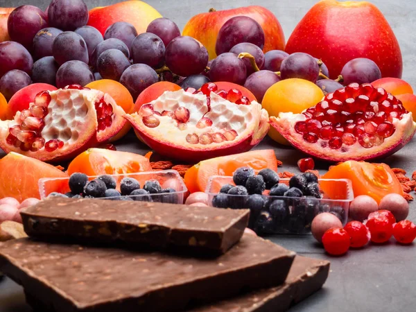 Frutas frescas, mistura de nozes, baga e chocolate, alimentos ricos em antioxidantes, bom para o cérebro — Fotografia de Stock