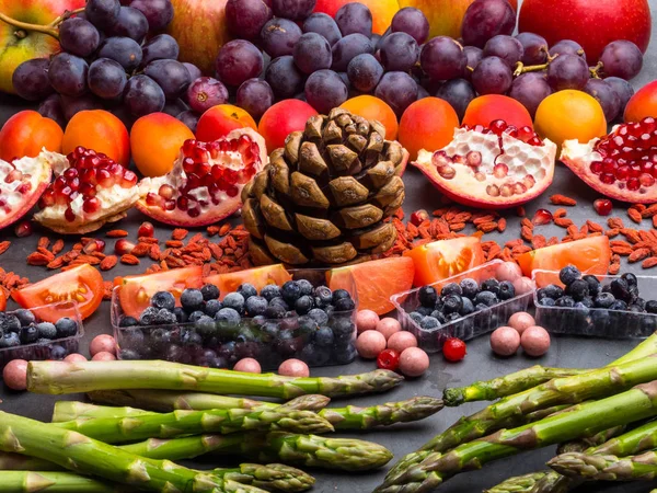 Alimentos saudáveis para o conceito de fitness com frutas, legumes, nozes Alto em antocianinas, antioxidantes, minerais e vitaminas, Alimentos para o cérebro — Fotografia de Stock