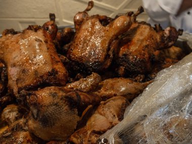 Kavrulmuş bütün tavuk, seçici odak yakın