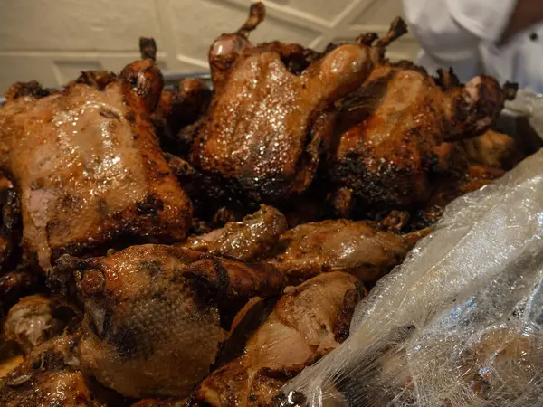 Kavrulmuş bütün tavuk, seçici odak yakın