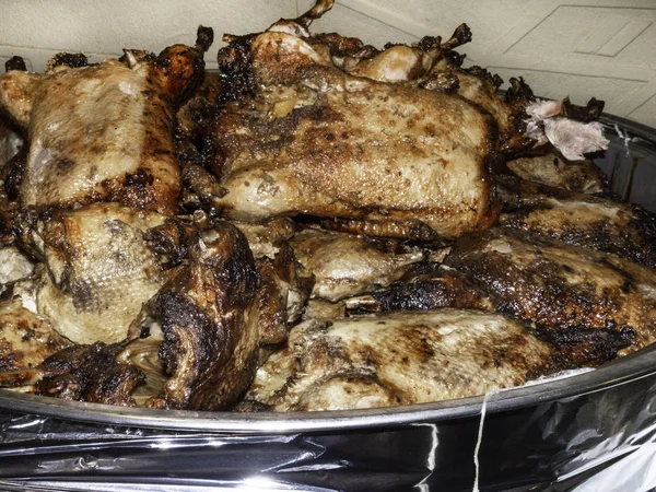 Pieczone całe kurczaki, selektywne skupienie zbliżenie — Zdjęcie stockowe