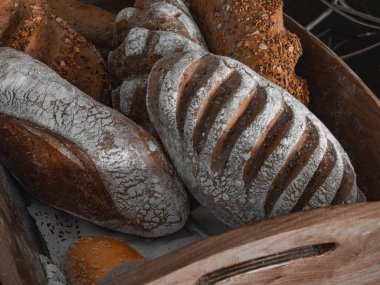 Yukarıdan, ahşap kutu üzerinde ekmek farklı türde. Mutfak veya fırın afiş tasarımı