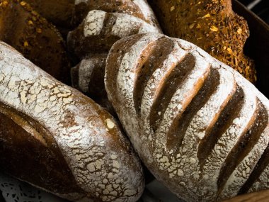 Yukarıdan farklı ekmek çeşitleri. Mutfak veya fırın afiş tasarımı