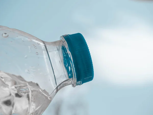 Agua en botella de plástico y cielo Fondo fresco y saludable — Foto de Stock