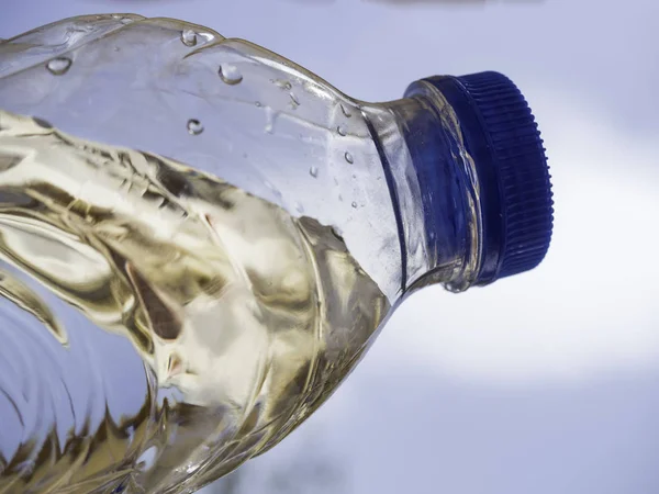 Botella de plástico de agua potable cielo azul, concepto global de conservación del medio ambiente — Foto de Stock