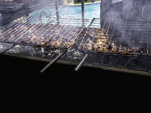 Gegrilde vlees geroosterde spiesjes barbecue. Barbecue Churrasco vlees achtergrond. Smakelijk vlees geroosterd BBQ grill buiten — Stockfoto
