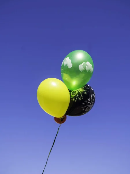 Image de ballons colorés avec fond de ciel — Photo
