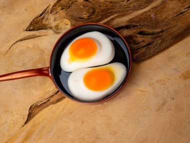 Ahşap bir arka plan izolasyon üzerinde çocuk oyuncak tava kızarmış yumurta