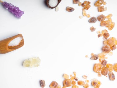 Küp şeker, ham şeker, kristal şeker ve beyaz arka planda granülasyon şeker, tahta kaşık