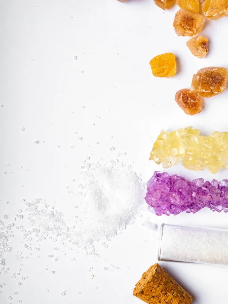 Різні види цукру, в колбі на білому тлі — стокове фото