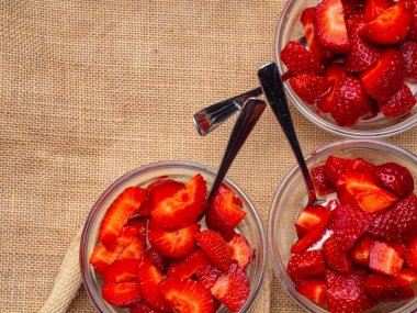 Chantilly ile çilek arka planda cam kase