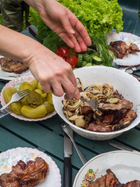 Kadın el BBQ, açık barbekü bahçe parti toplama sağlıklı taze salata ve barbekü et yeme, seçici odak