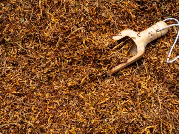 Drewniana łyżka z bliska tytoniu — Zdjęcie stockowe