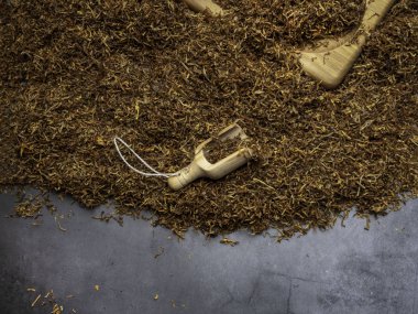 Kuru tütün ile ahşap kaşık yakın yukarı