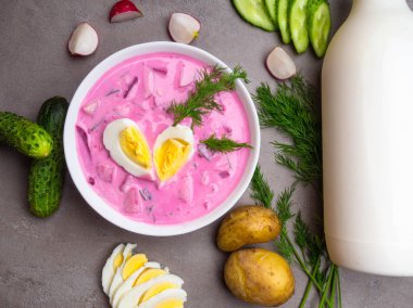 salatalık, scallions ile lezzetli soğuk yoğurt Pancar çorbası, dilim ve kase içinde dereotu kesilmiş haşlanmış yumurta ile süslenmiş turp