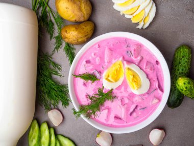 Pancar, salatalık, dereotu, patates ile soğuk yoğurt çorbası