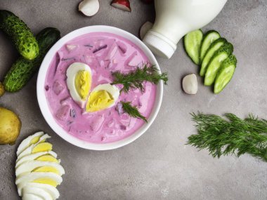 Pancar, salatalık, dereotu, patates ile soğuk yoğurt çorbası