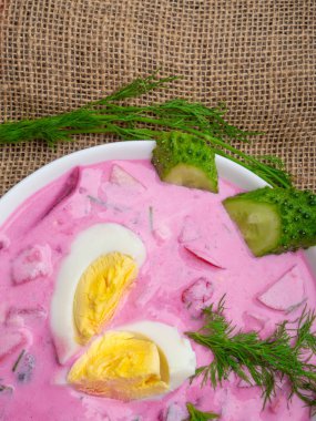 Soğuk genç Pancar çorbası. Geleneksel Ukraynalı Rus cila pancarı çorbası. Soğuk Borş salatalık ve yumurta ile servis