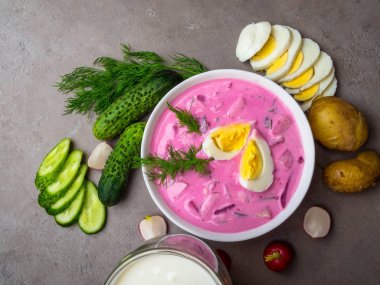 Soğuk genç pancar çorbası. Geleneksel Ukrayna rus lehçe Letonya pancar çorbası. Soğuk borş