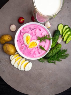 Soğuk genç pancar çorbası. Geleneksel Ukrayna rus lehçe Letonya pancar çorbası. Soğuk borş