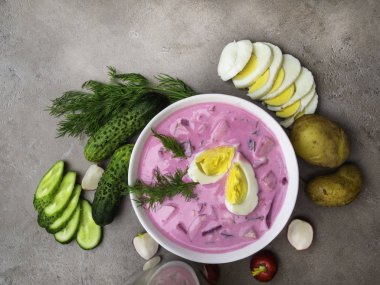 Soğuk genç pancar çorbası. Geleneksel Ukrayna rus lehçe Letonya pancar çorbası. Soğuk borş