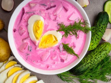 Soğuk genç pancar çorbası. Geleneksel Ukrayna rus lehçe Letonya pancar çorbası. Soğuk borş