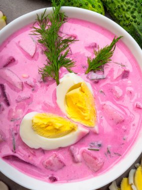 Soğuk genç pancar çorbası. Geleneksel Ukrayna rus lehçe Letonya pancar çorbası. Soğuk borş