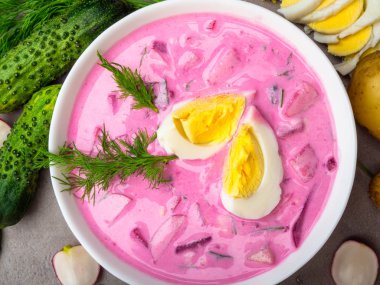 Soğuk genç pancar çorbası. Geleneksel Ukrayna rus lehçe Letonya pancar çorbası. Soğuk borş