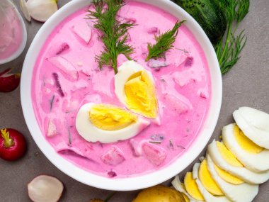 Soğuk genç pancar çorbası. Geleneksel Ukrayna rus lehçe Letonya pancar çorbası. Soğuk borş