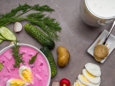 geleneksel Belorussian, Letonya, Litvanya, Polonya, Rus ve Ukrayna çorbası pazı veya pancar, salatalık, turp, ekşi krema, ekşi süt veya yoğurt, hardal ile yapılan