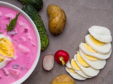 Beton masada pancar ile Yaz vejetaryen soğuk çorba, kopya alanı