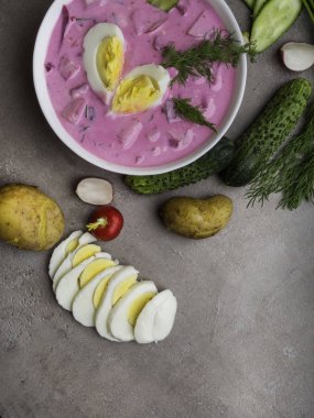 Beton masada pancar ile Yaz vejetaryen soğuk çorba, kopya alanı