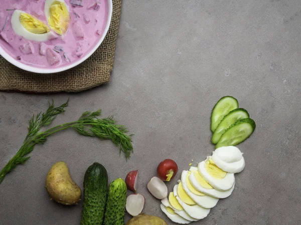 Soğuk genç Pancar çorbası. Geleneksel Ukraynalı Rus cila pancarı çorbası. Soğuk Borş salatalık ve yumurta ile servis