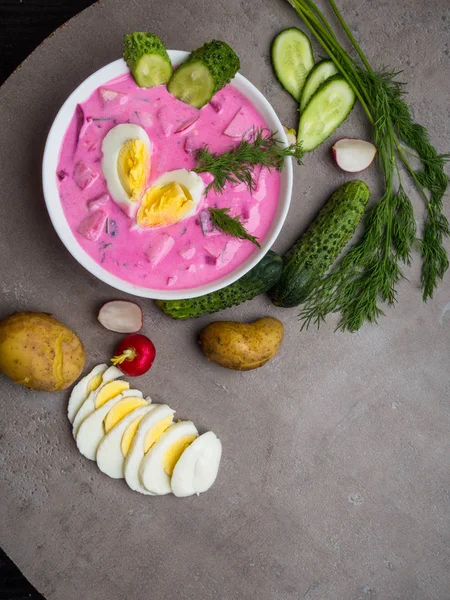 Beton masada pancar ile Yaz vejetaryen soğuk çorba, kopya alanı