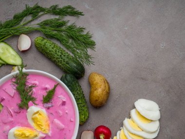 Beton masada pancar ile Yaz vejetaryen soğuk çorba, kopya alanı